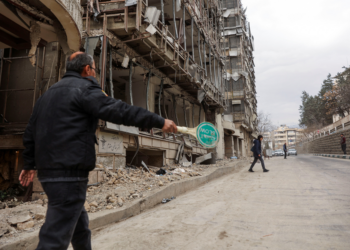 'Minhas pernas paralisaram', 'Pessoas correndo', 'Medo de estar aqui': brasileiros relatam insegurança após ataques entre EUA, Israel e Irã