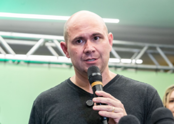 Abilio anuncia funcionamento de aplicativo para que cidadãos possam denunciar buracos nas ruas e acompanhar serviços&nbsp;