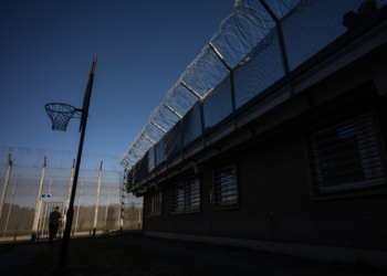 Governo sueco prepara presídio para adolescentes de 13 anos em meio a críticas