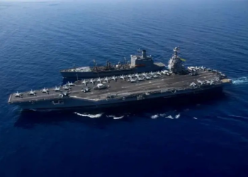 Incêndio e banheiros entupidos obrigam EUA a retirar maior porta-aviões do mundo de operação contra o Irã