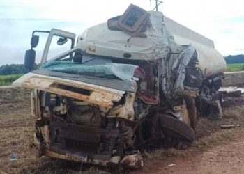 Batida entre caminhões mata motorista em Campo Verde
