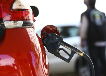 Gasolina, indústria e agro: veja como a guerra no Irã pode pesar no bolso do brasileiro