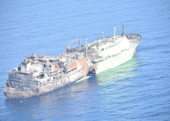 À deriva no Mediterrâneo, 'navio-fantasma' russo vira bomba ambiental