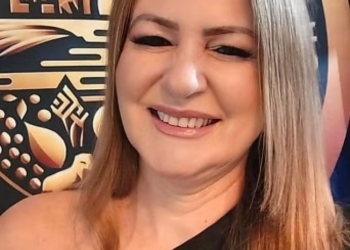 Ex-secretária é indiciada por difamação contra vereador em áudio homofóbico