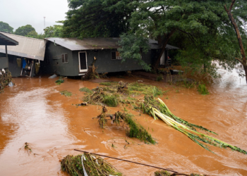 Mais de 230 pessoas são resgatadas após enchentes no Havaí; barragem centenária preocupa autoridades