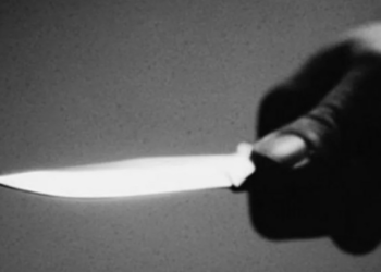 Marido bêbado acusa esposa de esconder carteira e a esfaqueia até quebrar a faca