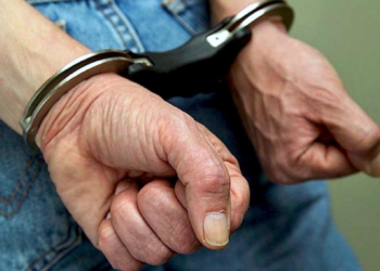 Homem "pica" moto da ex-mulher no facão e atira contra jovem que se escondeu em banheiro