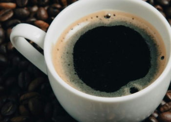 Café e humor: a ciência explica se a bebida realmente faz bem ao cérebro