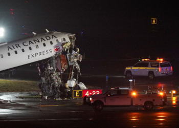 Aeroporto de LaGuardia, em NY, reabre após colisão, mas vai operar com capacidade reduzida 'por algum tempo', diz secretário de Trump