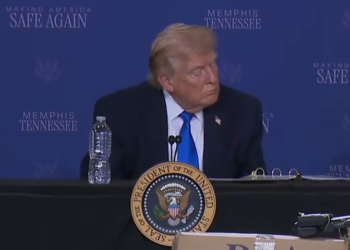 Dormindo no trabalho? Trump é 'flagrado' de olhos fechados durante coletiva; veja vídeo