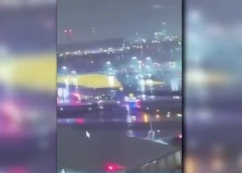 VÍDEO mostra avião colidindo com caminhão de bombeiros em Nova York; pilotos morreram