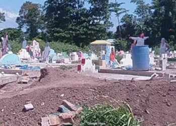 É #FATO: Cemitério na Jamaica tem 'totens' com fotos em tamanho real de pessoas enterradas