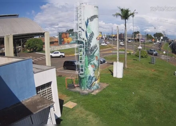 Jeep Compass é atingido por trem ao cruzar linha férrea em Arapongas; veja