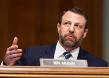 Senado dos EUA confirma ex-lutador de MMA como secretário de Segurança Interna no lugar da 'Barbie do ICE'