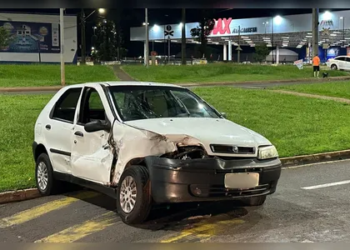 Motorista fica ferida após colisão com trem em Arapongas