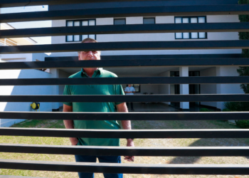 Bolsonaro é autorizado a cumprir prisão domiciliar e imprensa internacional repercute