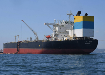 Petróleo volta a subir e superar US$ 100 após Israel divulgar morte de comandante que fechou Hormuz