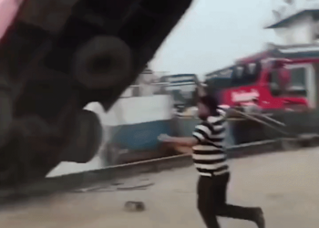 Ônibus com 40 passageiros cai em rio em Bangladesh e deixa 24 mortos; veja o vídeo