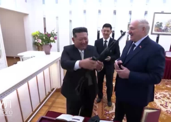 Presidente de Belarus dá fuzil a Kim Jong-un em encontro na Coreia do Norte: 'Caso apareçam inimigos'
