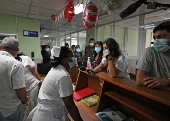 Crise em Cuba faz médicos escolherem quais crianças recebem atendimento em hospital