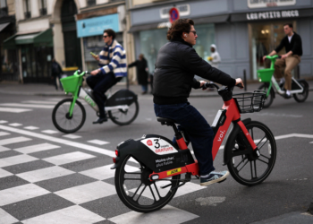 Prefeita de Paris termina mandato após 12 anos de luta contra os carros e a favor de pedestres e ciclistas; veja como era e como ficou a cidade