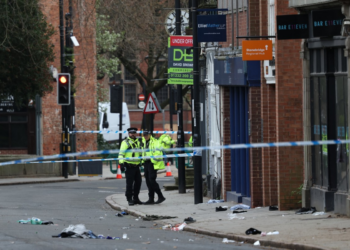 Homem é preso após atropelar pedestres em Derby, no Reino Unido; 7 ficam feridos