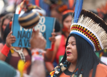 Sônia Guajajara deixa ministério para concorrer à reeleição como deputada federal