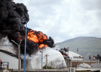 Bombardeio iraniano atinge refinaria de petróleo em Israel e causa incêndio de grandes proporções