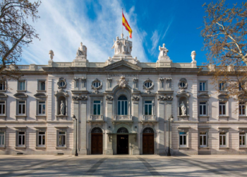 Justiça da Espanha decide que beijo na mão sem consentimento pode ser agressão sexual