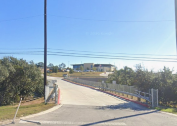 Estudante atira contra professora e depois tira a própria vida em escola no Texas, dizem autoridades