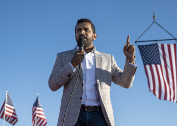 'Nunca estive bêbado no trabalho', diz chefe do FBI ao anunciar processo contra revista nos EUA