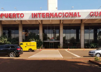 Avião carregando R$ 15 milhões cai no Paraguai, e moradores saqueiam dinheiro