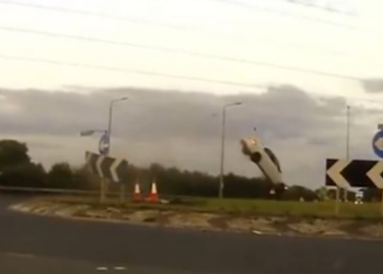 VÍDEO: Carro a mais de 220 km/h 'voa' sobre rotatória após perseguição policial no Reino Unido