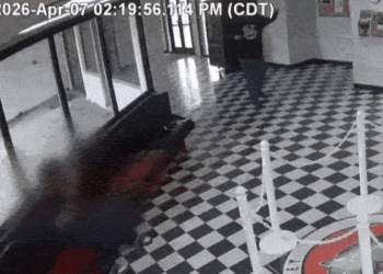 VÍDEO: Diretor derruba atirador e evita ataque em escola dos Estados Unidos