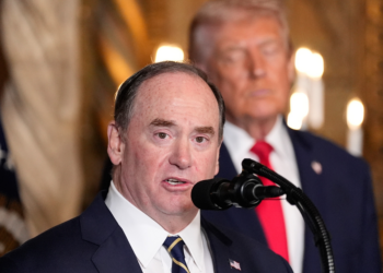 Secretário da Marinha dos EUA deixa o cargo em meio a bloqueio naval ao Irã