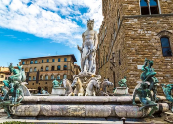 Mulher é multada em quase R$ 30 mil após tentar tocar pênis de estátua na Itália em desafio entre amigos