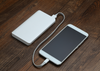 Anac atualiza regras para transporte de carregadores portáteis em voos; veja o que muda