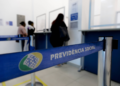 Fila do INSS cai para 2,6 milhões após atingir pico de 3,1 mi e levar à demissão de presidente