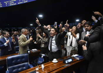 Oposição a Lula celebra nas redes derrota do governo no Senado