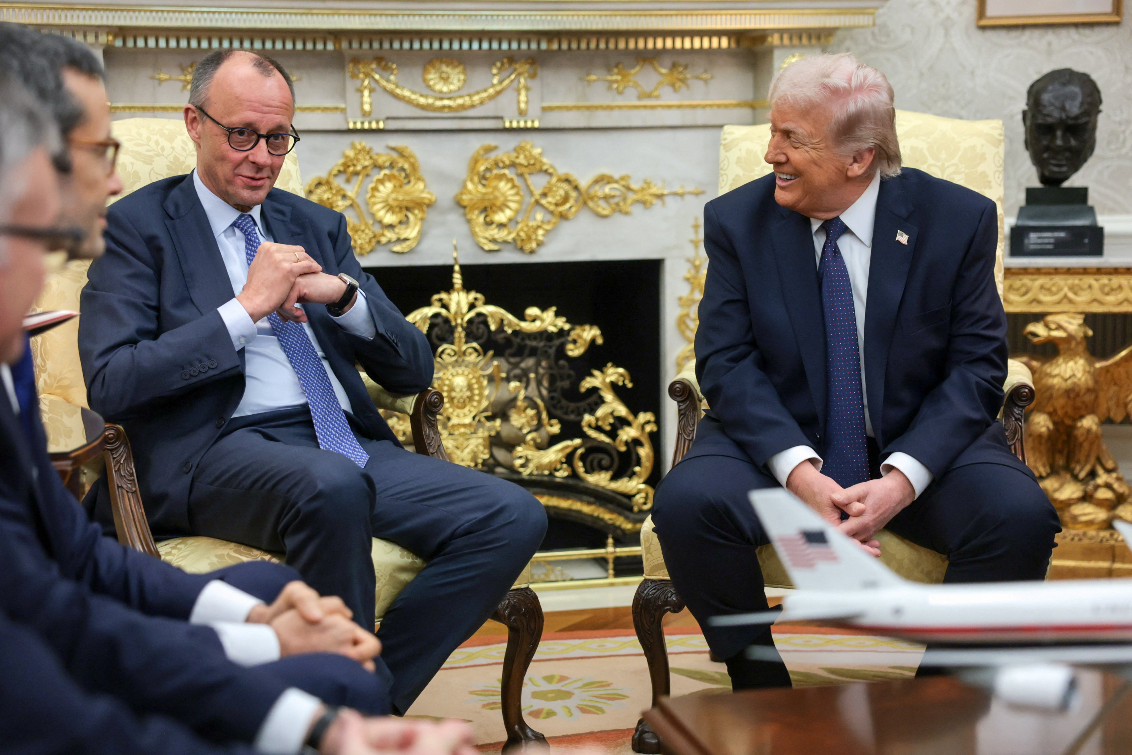 Após troca de farpas com Merz, Trump diz que avalia reduzir tropas dos EUA na Alemanha