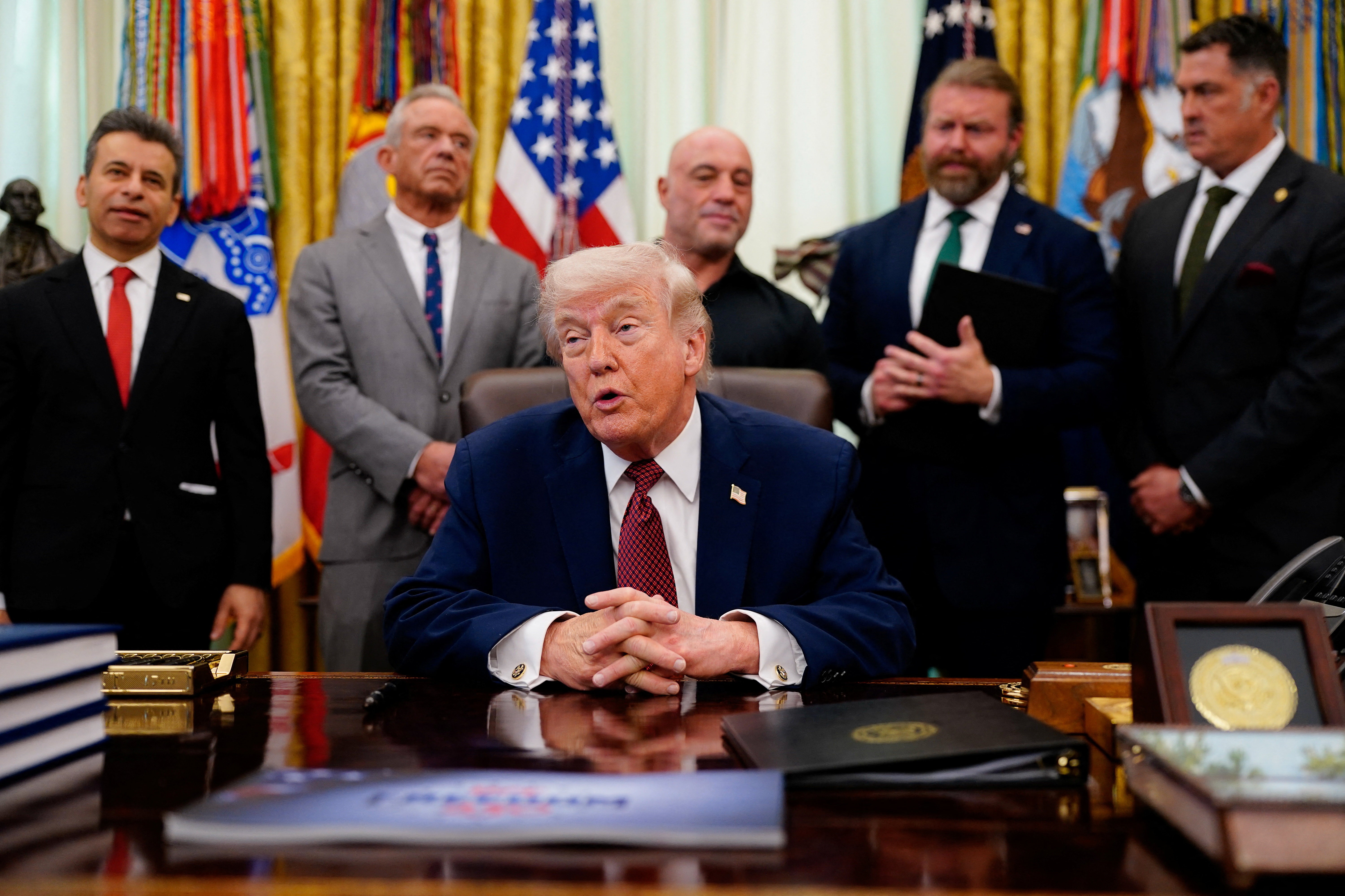 Trump assina ordem para acelerar pesquisas e acesso experimental a psicodélicos nos EUA