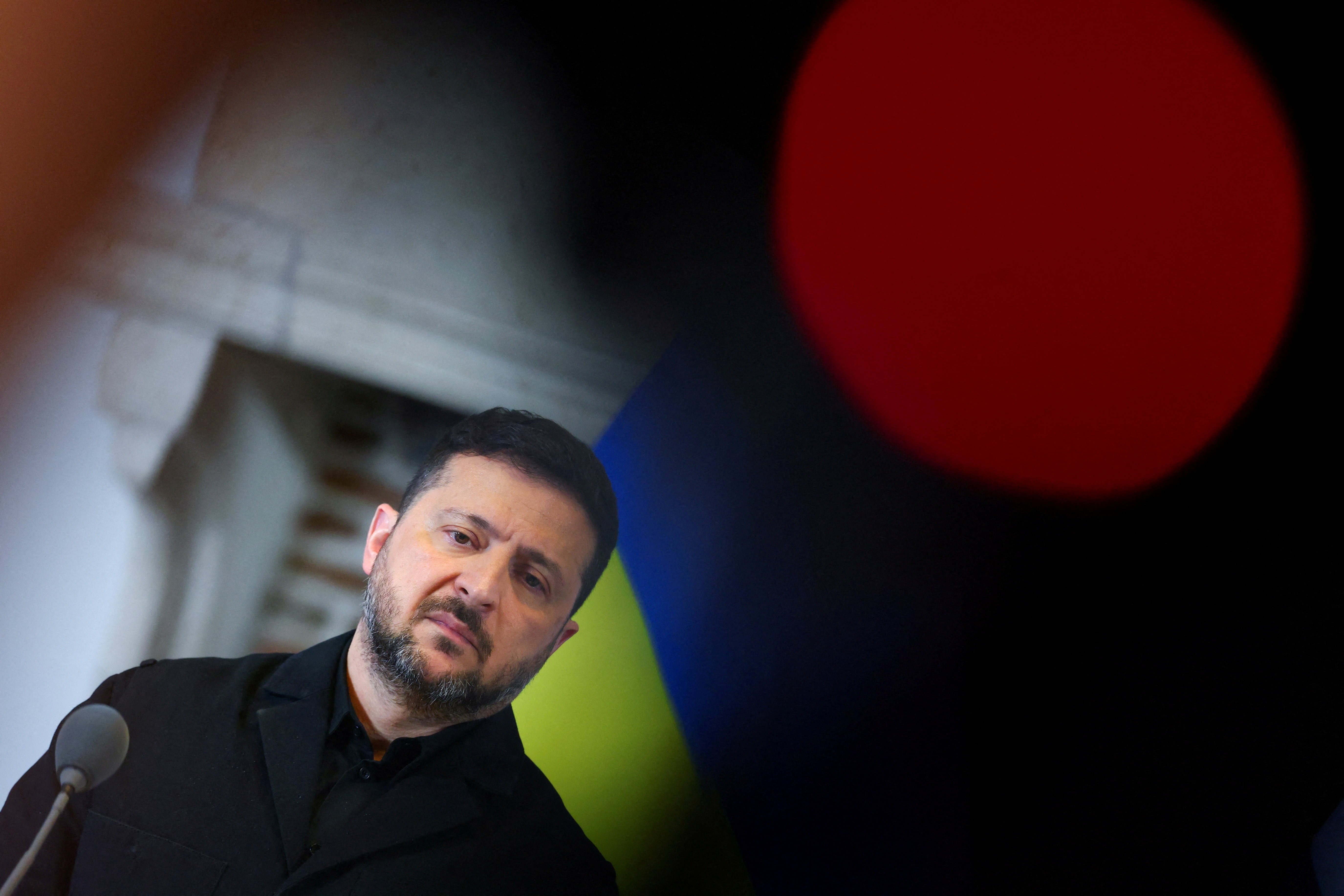 Alívio de sanções ao petróleo russo é 'dinheiro para a guerra', diz Zelensky