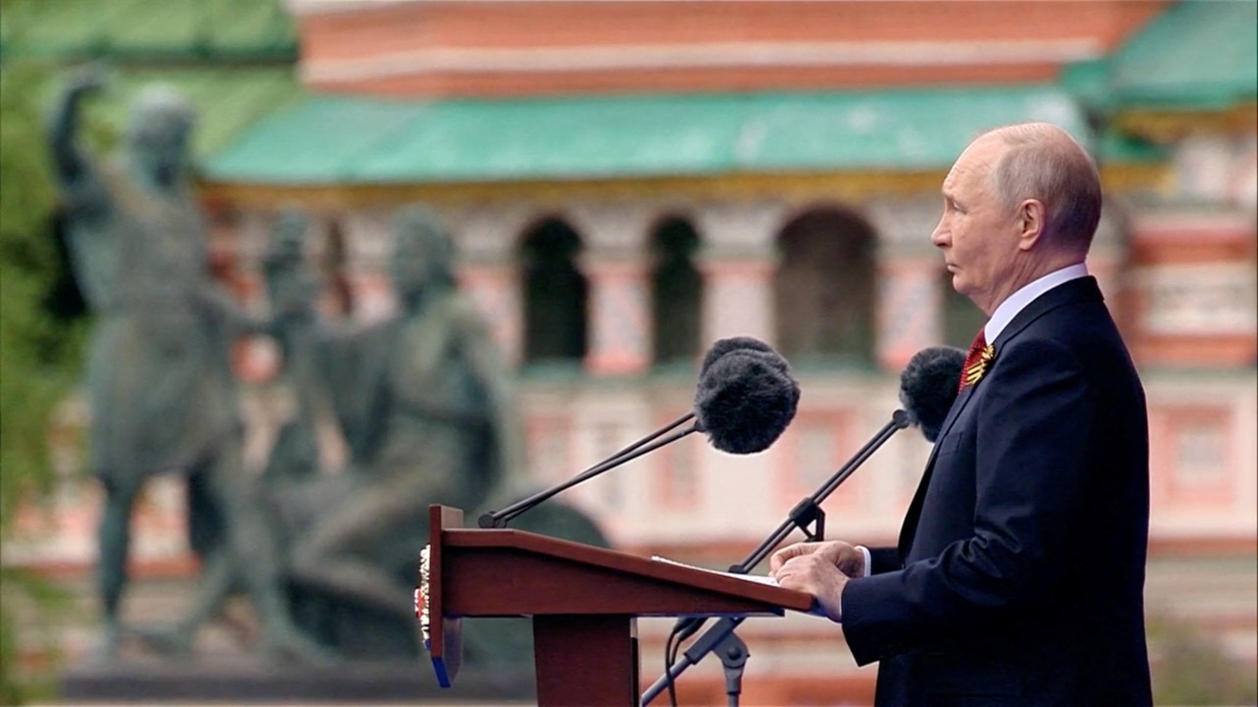 Putin diz que guerra na Ucrânia é 'justa' e critica Otan em desfile enxuto do Dia da Vitória