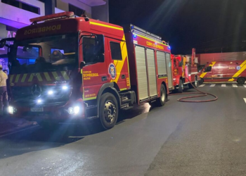 Carro elétrico fica destruído após incêndio em Apucarana
