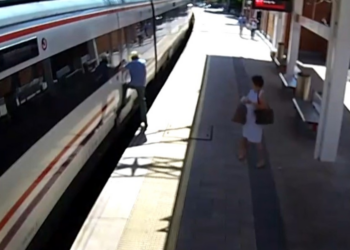 Idoso fica com pé preso em trem e é arrastado em estação na Espanha