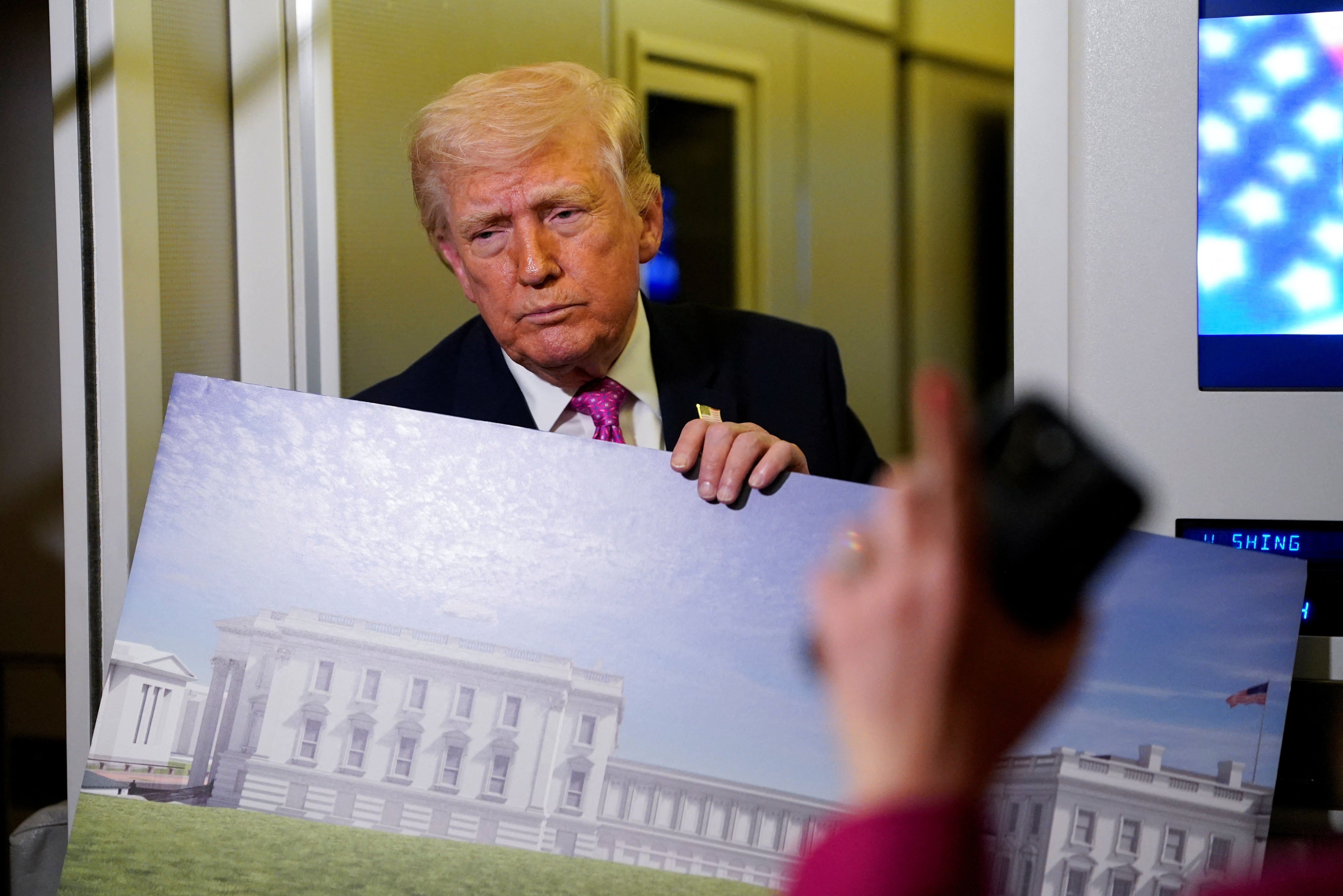 Salão de baile de US$ 400 milhões da Casa Branca tardará dois anos e meio para ficar pronto, diz Trump