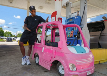 Gasolina cara faz americanos improvisarem até com carros de brinquedo