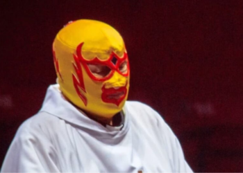 O padre que se tornou lutador profissional para manter um orfanato
