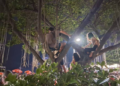 Fãs de Shakira sobem em árvores e compram bancos de plástico para ver show