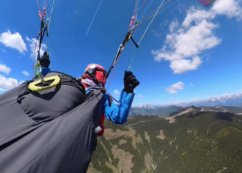 Parapente é atingido por avião em pleno voo e VÍDEO do acidente viraliza nas redes sociais